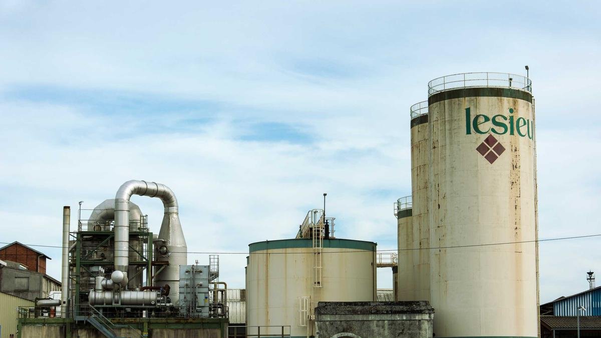 Industrial plant with storage tanks